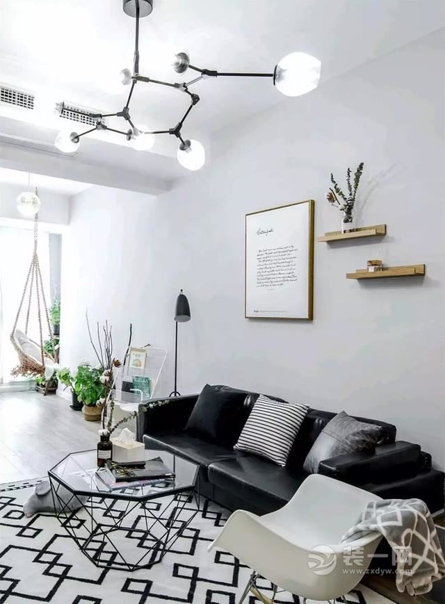 皮革小沙发搭配魔豆灯 65平米小户型装修情调十足