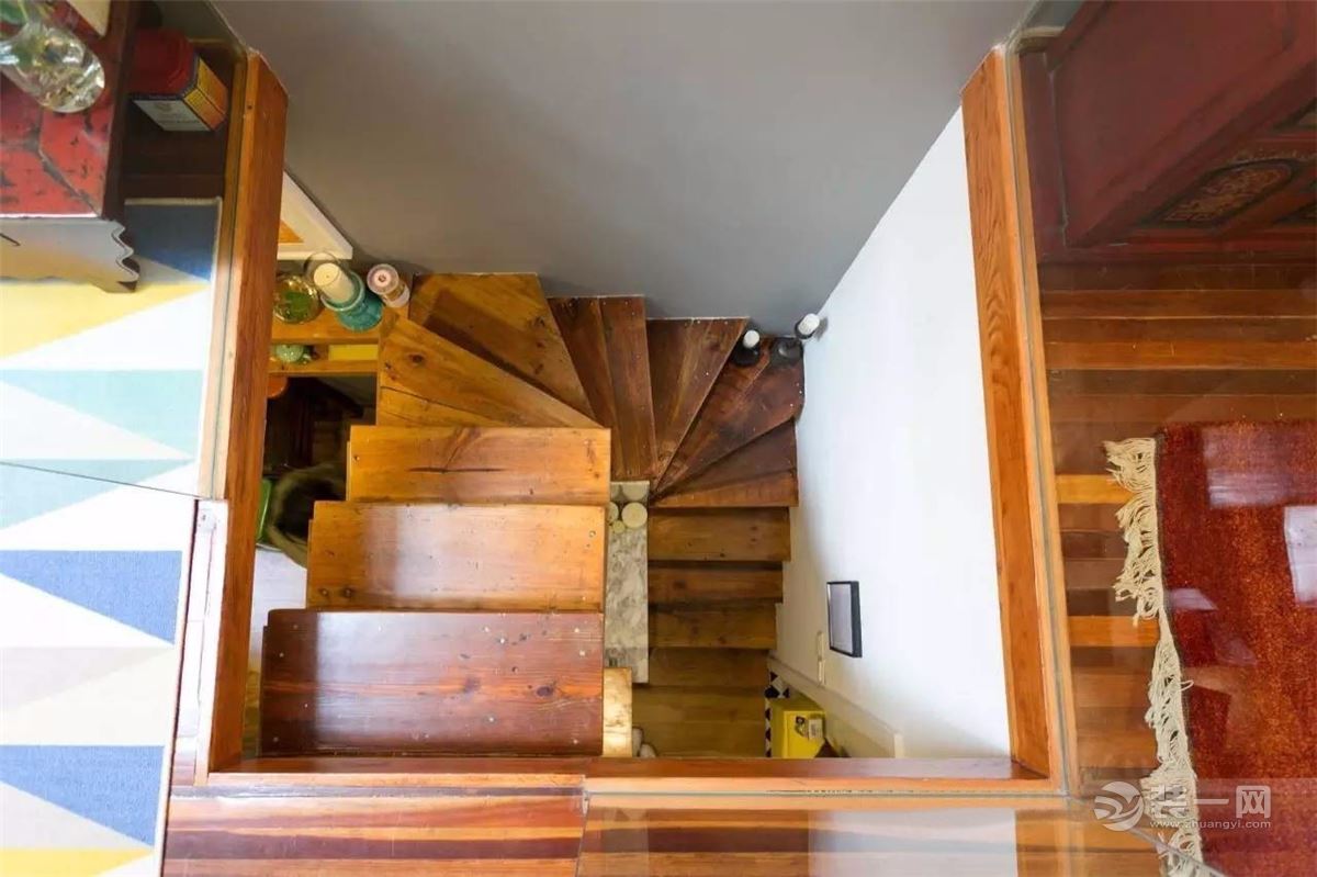 2的方形旋转楼梯,像花瓣一样,不仅好看,重要的是节省空间.      客厅